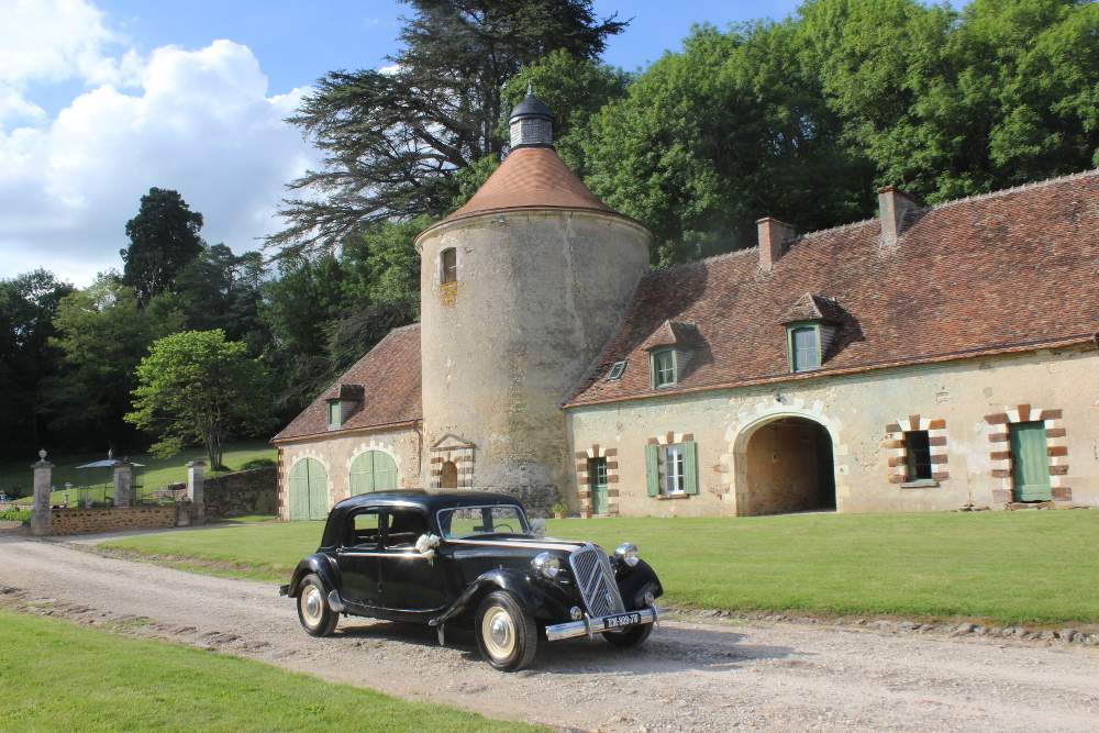 Vue de la façade nord des communs du château avec traction mariage